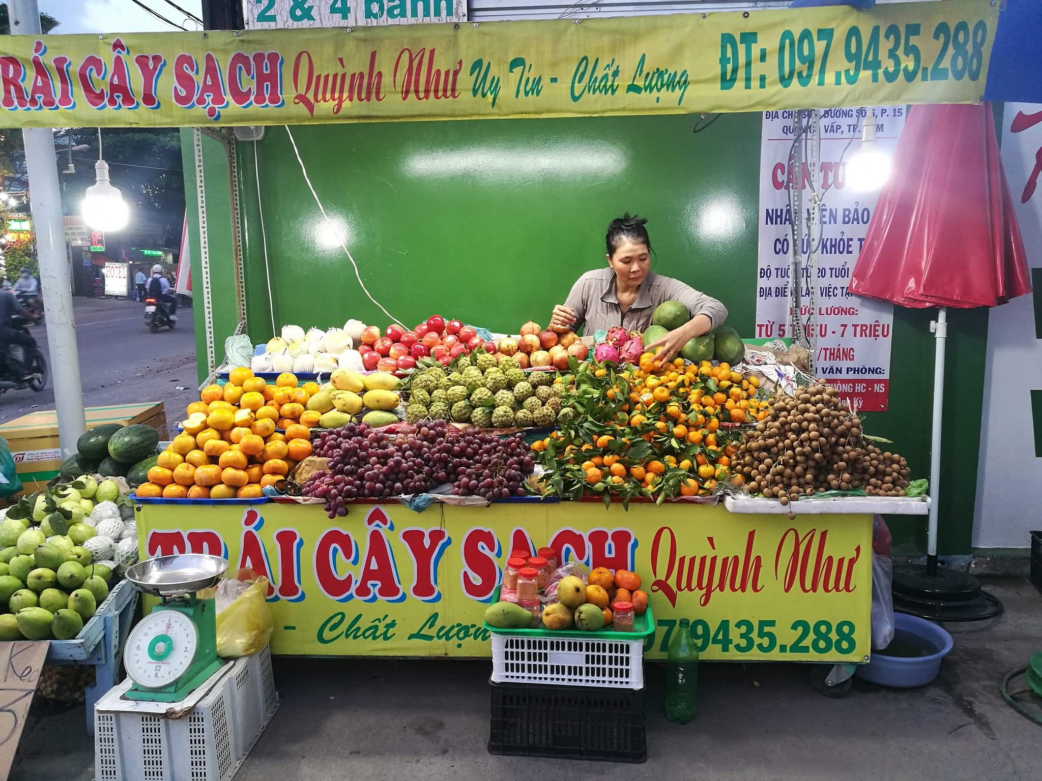 Quầy trái cây sạch Quỳnh Như buổi tối